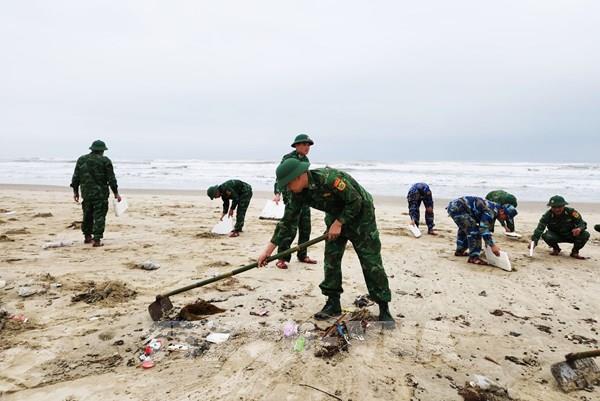 Cần giải pháp đồng bộ xử lý sự cố dầu tràn tại bờ biển huyện Phú Lộc (Huế)