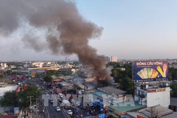Thành phố Hồ Chí Minh: Cháy 4 căn nhà gần ngã tư Bình Phước