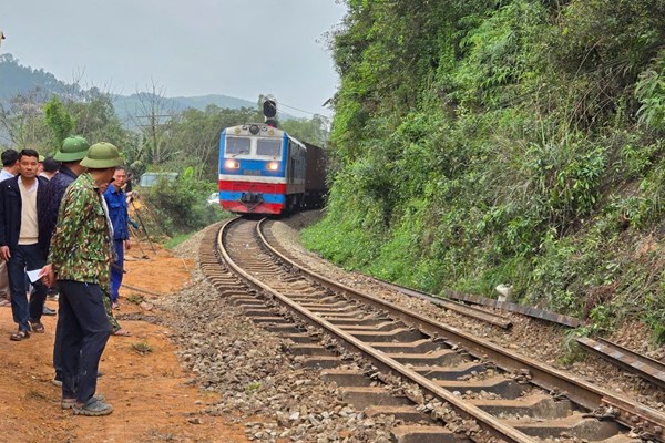 Thông tuyến đường sắt Bắc Nam sau 1 ngày sự cố tàu tại Hà Tĩnh