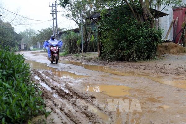 Hàng trăm hộ dân khổ sở vì đường liên xã xuống cấp nghiêm trọng