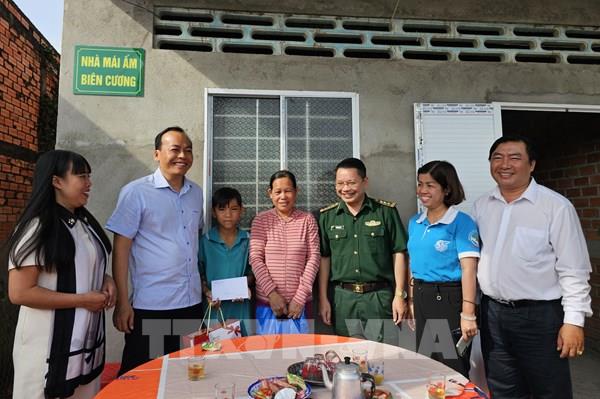 Đồng hành, chia sẻ khó khăn với phụ nữ nghèo Bến Tre