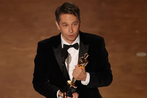 Oscar 2025: “Anora” và “Conclave” cùng được vinh danh về kịch bản
