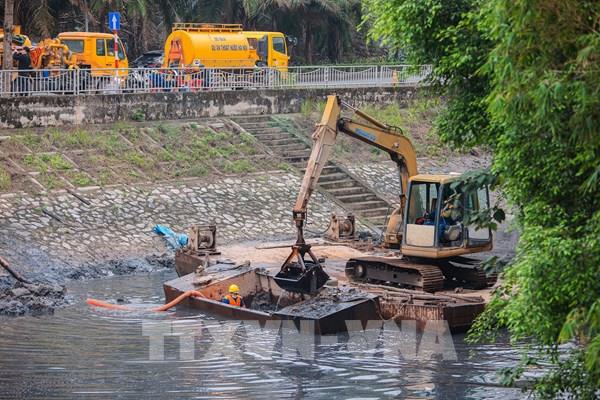 Động viên tinh thần công nhân lao động tại dự án nạo vét sông Tô Lịch