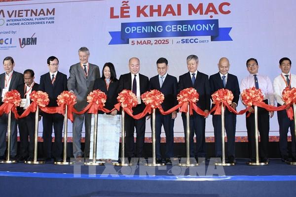 Khai mạc hội chợ quốc tế đồ gỗ và mỹ nghệ xuất khẩu Việt Nam 2025