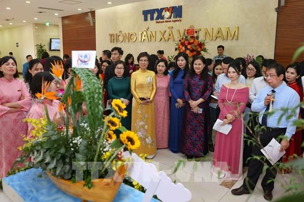 Phụ nữ TTXVN trổ tài trong Hội thi cắm hoa “80 năm mùa hoa Thông tấn”