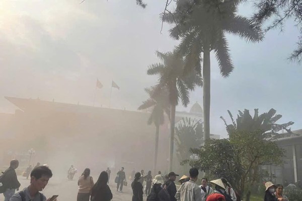 Hỗn loạn ở cửa khẩu quốc tế Móng Cái vì đám cháy