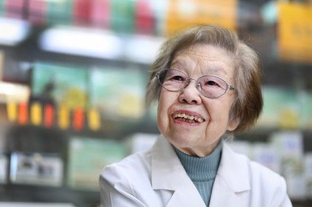 Nữ dược sĩ hơn 100 tuổi ở Nhật Bản vẫn tận tâm cống hiến mỗi ngày