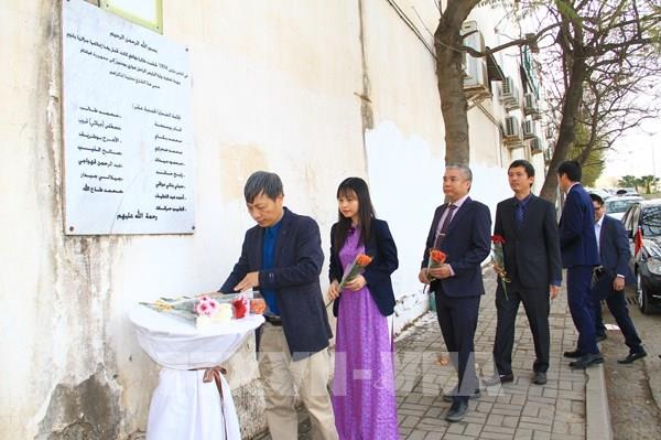 Dâng hoa tưởng niệm các nhà báo Algeria hy sinh ở Việt Nam năm 1974