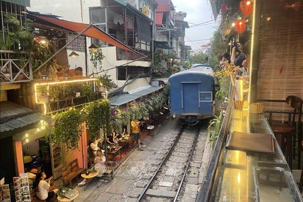 Hà Nội xử lý hoạt động kinh doanh, tụ tập đông người tại phố “Cà phê đường tàu”