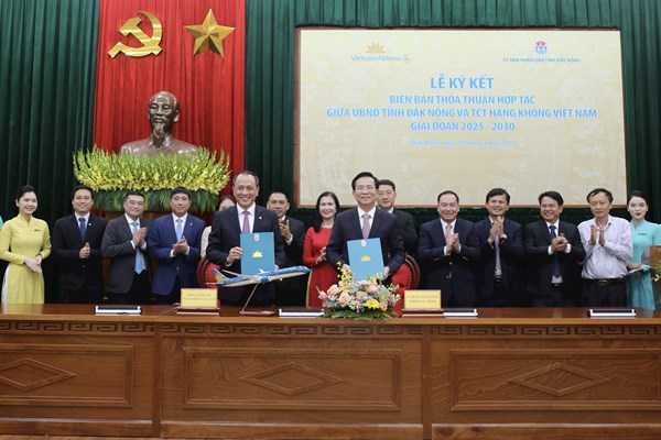 Vietnam Airlines và Đắk Nông hợp tác xúc tiến đầu tư