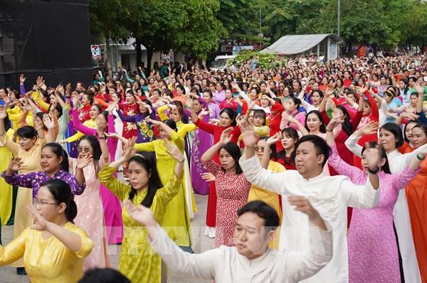 Người dân Thành phố Hồ Chí Minh chung tay quảng bá du lịch qua hình ảnh áo dài