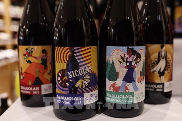 Tổng thống Mỹ cảnh báo sẽ áp thuế 200% đối với rượu của Pháp và EU