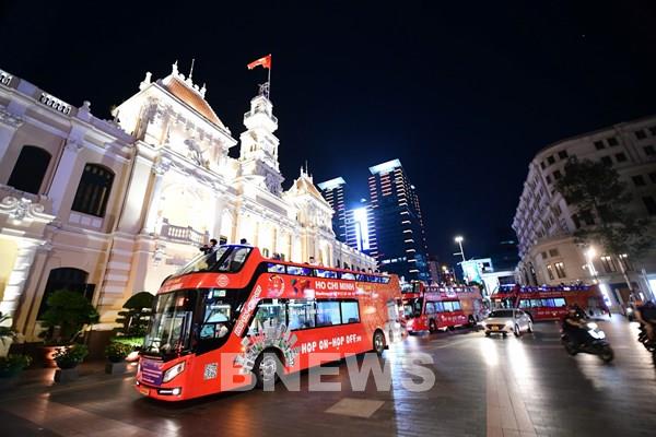 Đặt hàng khai thác xe buýt thoáng nóc và tuyến kết nối cảng hàng không tại Tp. Hồ Chí Minh