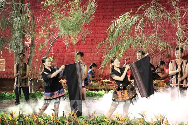 Lần đầu tiên trình diễn nghệ thuật thời trang thổ cẩm của dân tộc S’tiêng ở Bình Phước