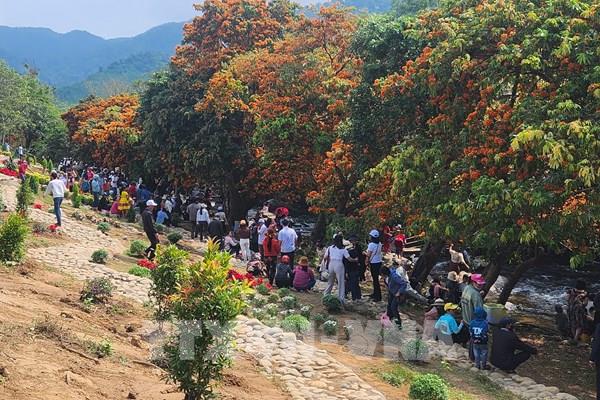 Hàng nghìn du khách thích thú hòa mình với Lễ hội hoa trang suối Tà Má