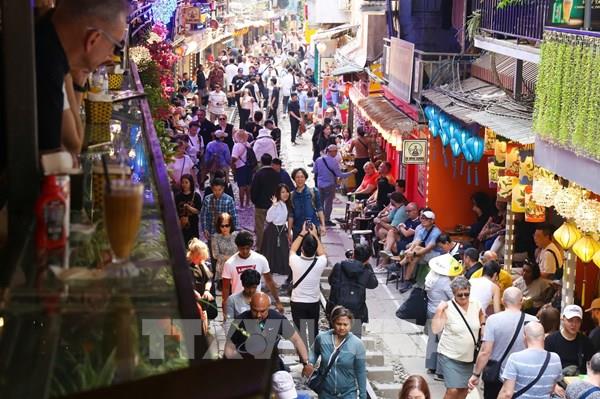 "Phố cà phê đường tàu" dù bị cấm vẫn đông du khách đến "check in"