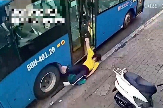 Yêu cầu đình chỉ, xử lý nghiêm tài xế xe buýt thiếu quan sát gây nguy hiểm cho học sinh