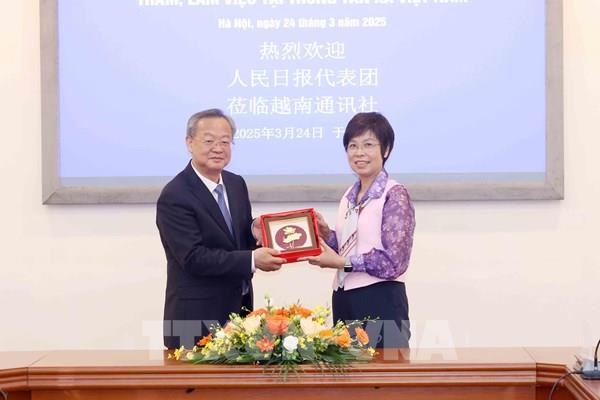 Tổng Giám đốc TTXVN Vũ Việt Trang tiếp Đoàn đại biểu Nhân dân nhật báo (Trung Quốc)