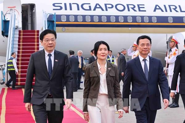 Thủ tướng Singapore tới Hà Nội, bắt đầu thăm chính thức Việt Nam