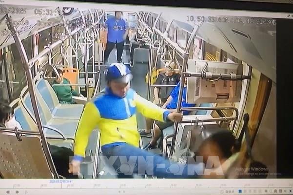 Bắt tài xế xe ôm công nghệ hành hung lái xe buýt