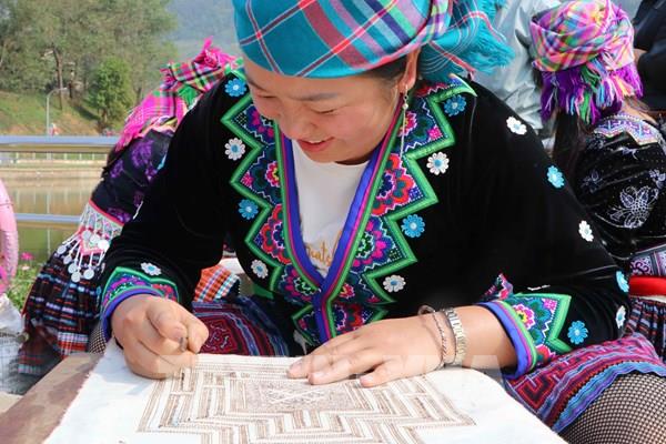 Nghệ thuật vẽ sáp ong trên vải của người Mông