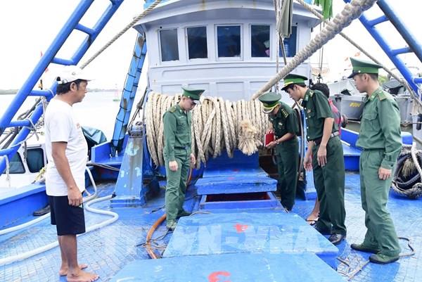 Xác minh vụ tàu chở 30.000 lít dầu không rõ nguồn gốc