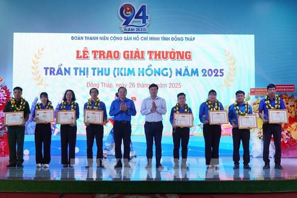 Đồng Tháp trao giải thưởng Kim Hồng và Kỷ niệm chương Vì thế hệ trẻ