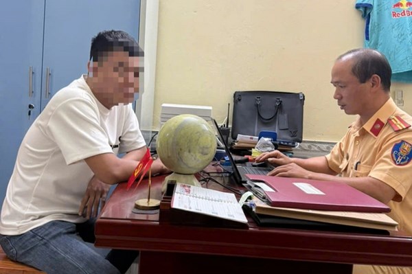 Ông bố cho con 6 tuổi lái ô tô bị phạt tiền hàng chục triệu đồng