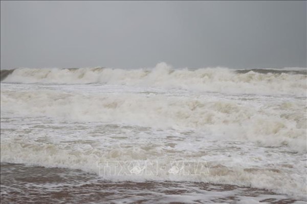 Cảnh báo sóng cao, biển động nguy hiểm cho hoạt động của ngư dân trên biển