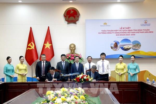 Bình Thuận và Vietnam Airlines ký kết thỏa thuận tăng cường hợp tác phát triển