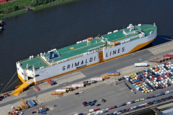 Tàu chuyên chở ô tô đến Mỹ tăng nhanh