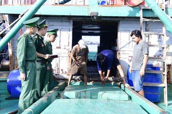 Bà Rịa-Vũng Tàu: Điều tra tàu cá chở 10.000 lít dầu không rõ nguồn gốc