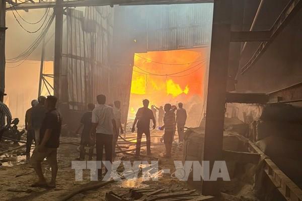 Cháy lớn tại Nhà máy xay xát lúa gạo Rạch Chanh, Long An