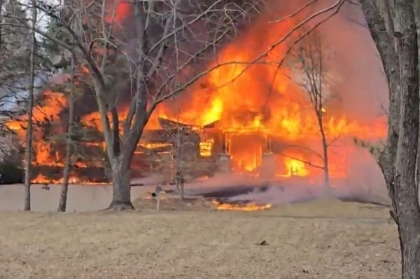 Máy bay nhỏ rơi trúng nhà dân ở Mỹ, gây hỏa hoạn nghiêm trọng