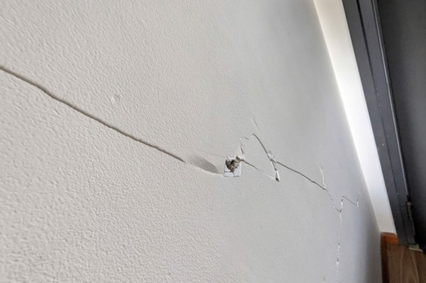 Chung cư Diamond Riverside xuất hiện vết nứt nghi do dư chấn động đất