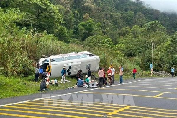Xe khách bị lật trên đèo Khánh Lê