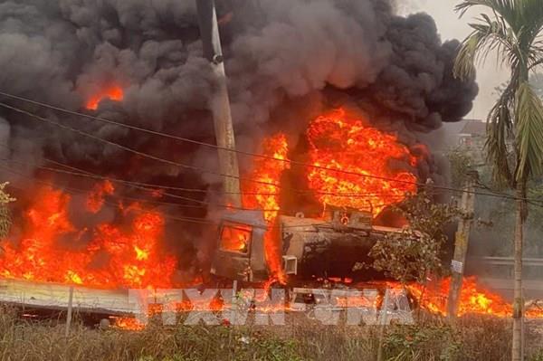 Cháy xe chở dầu trên cao tốc Nội Bài - Lào Cai làm 2 người thương vong