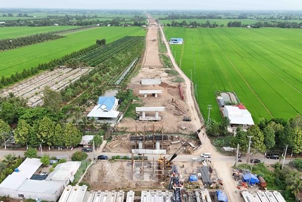 Thi công "3 ca 4 kíp" đẩy nhanh tiến độ cao tốc Châu Đốc – Cần Thơ – Sóc Trăng