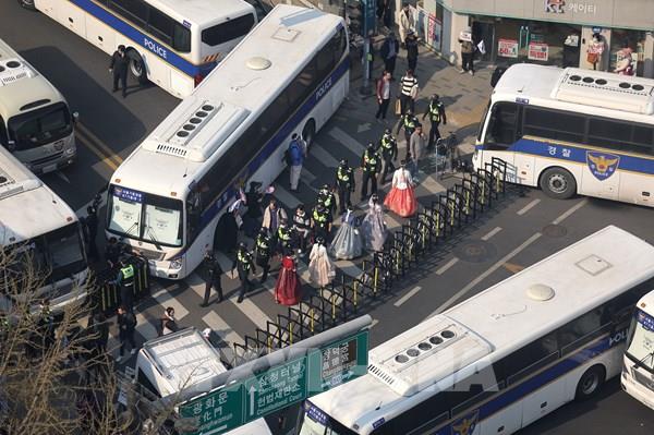 Hàn Quốc áp dụng nhiều biện pháp an ninh trong ngày phán quyết Tổng thống