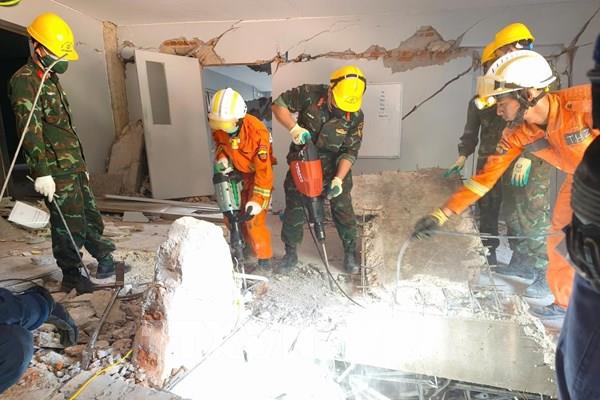 Quân đội Việt Nam phối hợp cứu hộ tại Myanmar, tìm kiếm nạn nhân trong đống đổ nát