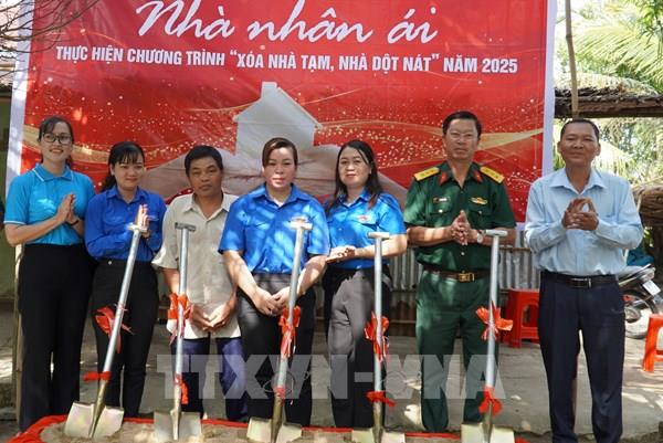 Kiên Giang tặng quà gia đình thanh niên Khmer có hoàn cảnh khó khăn