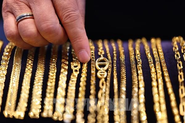 Giá vàng thế giới giảm hơn 3% khi nhà đầu tư bán tháo để cắt lỗ