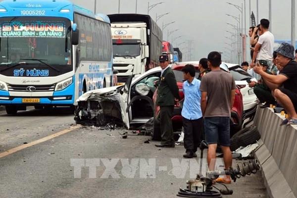 Tai nạn giao thông liên hoàn, Quốc lộ 1A qua Quảng Bình ách tắc nhiều giờ