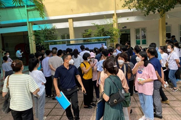 Hà Nội khắc phục tình trạng "tranh suất" cho con vào trường 