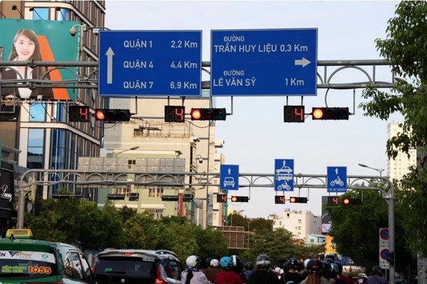 Bộ Xây dựng xử lý dứt điểm bất cập đèn tín hiệu, biển báo giao thông trong tháng 4