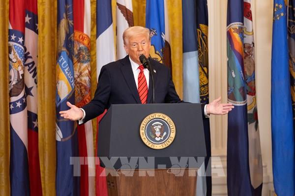 Tổng thống Donald Trump tạm dừng thuế đối ứng với hơn 75 quốc gia trong 90 ngày