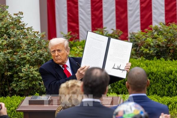 Tổng thống Mỹ Donald Trump bảo vệ quyết định hoãn áp thuế