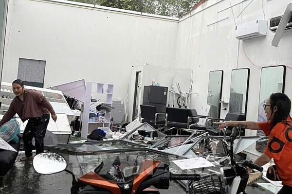 Mưa dông kèm mưa đá ở Bình Dương khiến nhiều nhà tốc mái