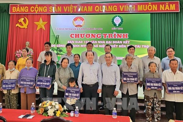 Bến Tre bàn giao 150 căn nhà đại đoàn kết cho hộ nghèo