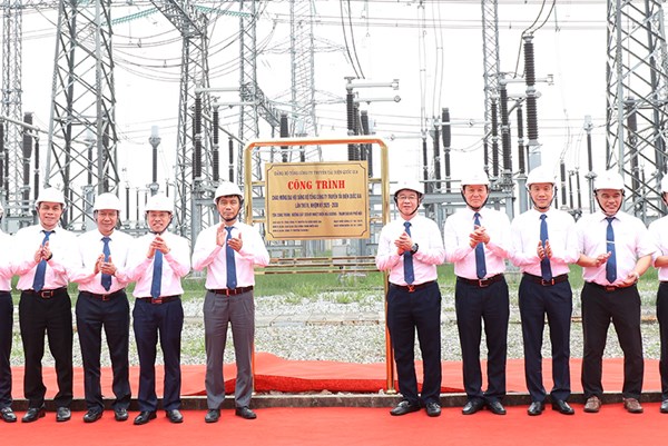 Gắn biển công trình đường dây 220kV Nhiệt điện Hải Dương – Trạm 500kV Phố Nối